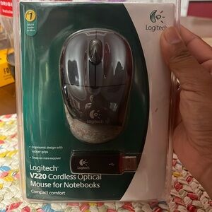 Logitech V220 Cordless optical mouse for notebooks. Compact comfort.